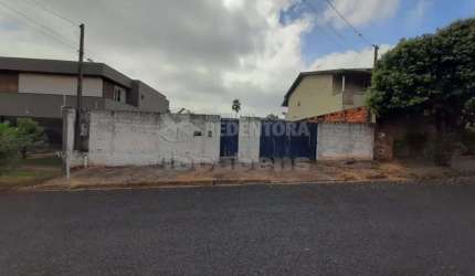 Terreno de 525 m² no Tarraf I com edícula ao fundo