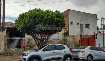 Terreno que possui 3 casas para demolição excelente localização
