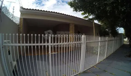 Boa Vista - Casa em bom local, boa para renda, 236 m² de construção, alugada, boa para renda