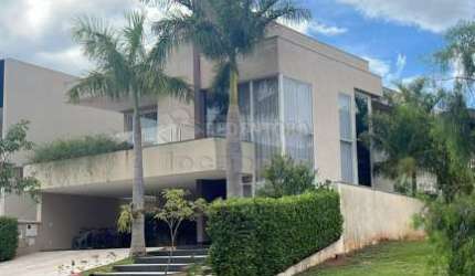 Maravilhosa Casa à Venda em Condomínio de Alto Padrão