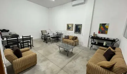 Imóvel comercial, com barracão de pé direito duplo tendo 3.294,81m² de área construída, amplo estacionamento.