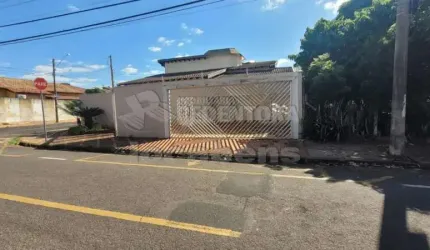 Tarraf II - casa com 3 dormitórios, sendo 1 suite, localização privilegiada, rua no meio do bairro, esquina