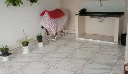 Parque da Cidadania - Casa tipo sobrado, em bom local, 3 quartos, sala, coz e wc.