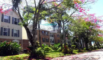 Casa com praia privativa localizada em condomínio em Angra dos Reis contendo 4 suítes, 2 vaga de garagem e vaga para lancha.