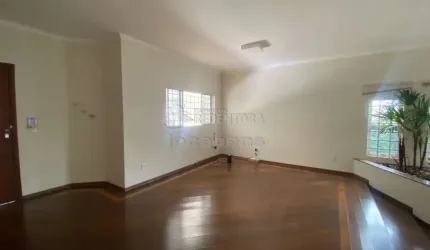 Excelente Casa Residencial para Locação - 3 Dormitórios, Jardim Redentor e 2 vagas de garagens cobertas.