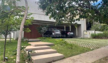 Casa de Alto Padrão com 2 suítes para venda localizada no condomínio Quinta do Golf.