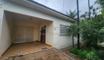 Casa de 04 dormitórios e 01 vaga de garagem no Jardim Fuscaldo.