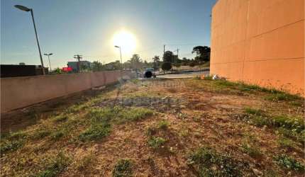 Salão em construção com pé direito de 8 metros (ótima localização) aproximadamente 200m²