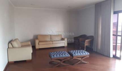 Apartamento no Centro com 04 Dormitórios, 02 vagas de garagem.