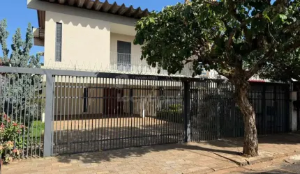 Excelente Sobrado Residencial para Locação - 4 Dormitórios / Jardim dos Seixas