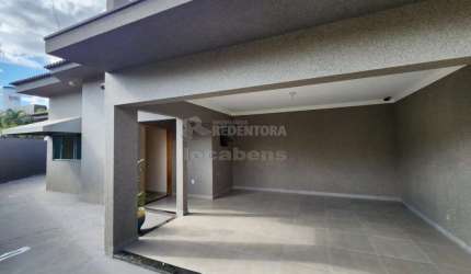 Laureano Tebar II Casa de esquina com 03 dormitórios, área de churrasqueira.