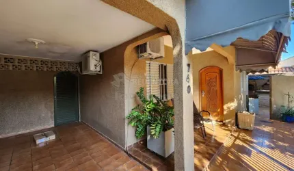 Casa localizada no Jardim Yolanda com 3 dormitorios e 2 vagas de garagem.