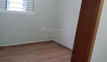 Casa com 3 dormitórios e 1 vaga de garagem no bairro Residencial Regissol II