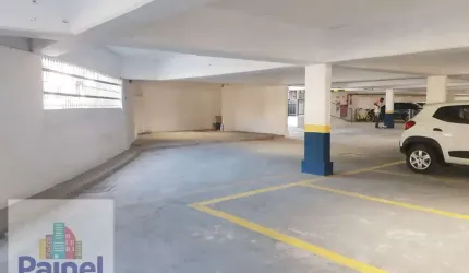 Loja no estacionamento da rede KRILL de supermercados em SV