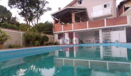 Bela Casa com Galpão Comercial em Mairinque