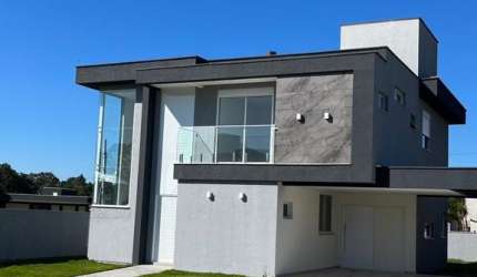 Casa com 4 quartos em condomínio fechado Rio vermelho.