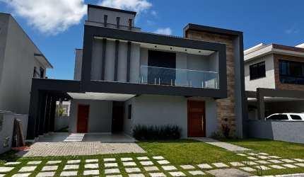 Sobrado em condomínio fechado Rio Vermelho.