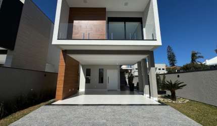 Casa com fino acabamento alto padrão na região nobre praia dos ingleses.