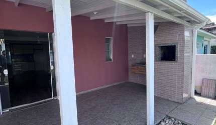Casa com três dormitórios Rio Vermelho.