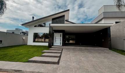 LINDA CASA EM CONDOMÍNIO FECHADO PRAIA DOS INGLESES.