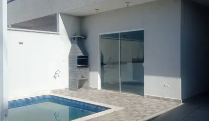 Casa com piscina, 3 dormitórios, 1 suíte.