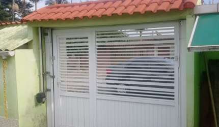 Casa com piscina, área gourmet e garagem para seis carros