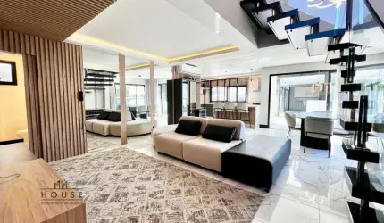Casa espaçosa com 4 dormitórios e piscina no Caledônia, Camboriú