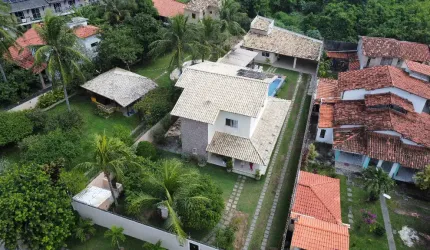 Exclusiva casa individual com amplo quintal em Buraquinho