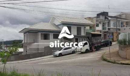 Sobrado à venda com 3 quartos 1 suíte, 122m² em Forquilhas São José