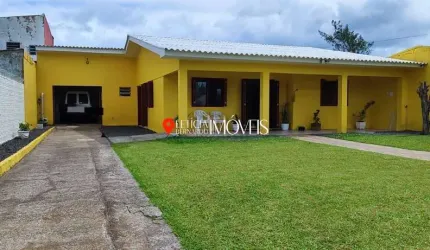 Casa espaçosa e aconchegante à venda no Centro de Balneário Pinhal!