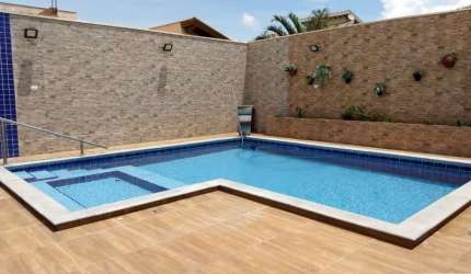 CASA ALTO PADRÃO EM CONDOMINIO FECHADO PORTAL DAS ESTRELAS, 4 DORMITÓRIOS SENDO 2 SUITES. AR CONDICIONADO, ARMÁRIOS TOTAL E PISCINA