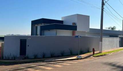 Linda casa à venda! Venha se encantar com esta incrível oportunidade de morar com conforto e qualidade.