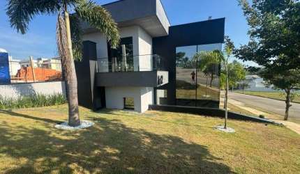 Casa em Condomínio de Alto Padrão no Éden, Sorocaba-SP: 3 Quartos, 3 Suítes, 3 Salas, 5 Banheiros, 4 Vagas, 270m²