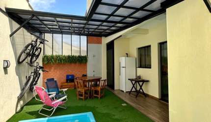 VENDE-SE SOBRADO SEMI MOBILIADO | 1 SUÍTE + 2 | 2 VAGAS | PISCINA
