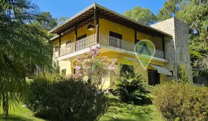 Chácara de luxo em condomínio na cidade de Jacareí-SP, bairro Condomínio Lagoinha: 3 quartos, 2 suítes, 3 salas, 6 banheiros, 10 vagas de garagem, 490,00 m². Venda ou locação!
