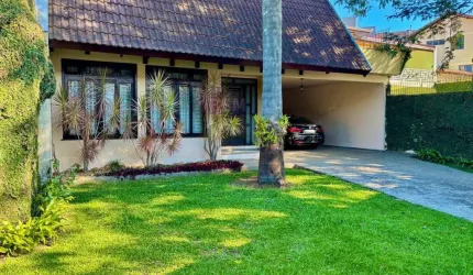 Casa de Alto Padrão com Suíte Master, Hidro e Espaço Gourmet nas Mercês, Curitiba