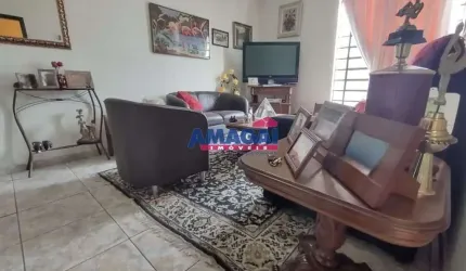 Casa com 2 quartos à venda no Centro, Jacareí  por R$ 450.000