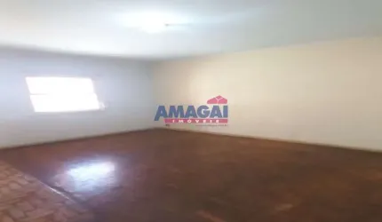 Casa com 3 quartos à venda no Centro, Jacareí  por R$ 320.000