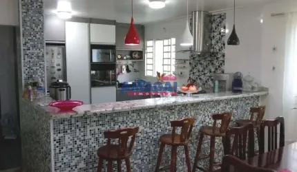 Casa com 4 quartos à venda no Centro, Jacareí  por R$ 530.000
