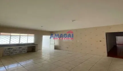 Casa com 3 quartos à venda no Centro, Jacareí  por R$ 340.000