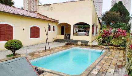 Casa com 4 quartos à venda no Centro, Jacareí  por R$ 800.000