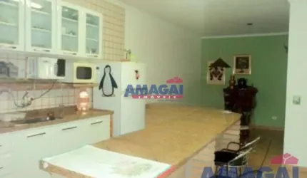 Casa com 6 quartos à venda no Centro, Jacareí  por R$ 800.000