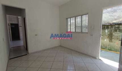 Casa com 2 quartos para alugar no Jardim São Luiz, Jacareí  por R$ 1.600