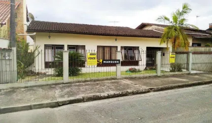 Ampla casa semi mobiliada no Bairro Glória