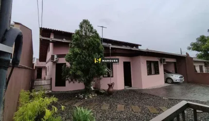 Ampla casa, 1 suíte + 2 dormitórios, churrasqueira e fogão a lenha - João Costa