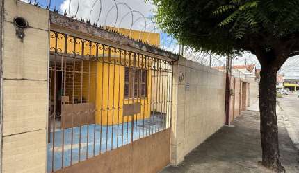 CASA COM 03 QUARTOS A VENDA NA SERRINHA