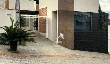 Casa com sala comercial no centro