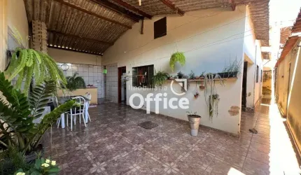 Casa á Venda com 3 Quartos sendo 1 Suíte no Bairro Santa Maria de Nazareth.