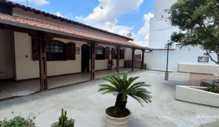 Casa em terreno 508m² no bairro Santa Mônica.