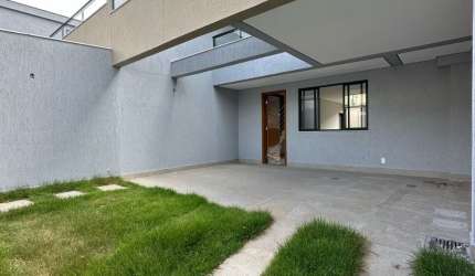 Oportunidade, Casa de alta padrão , com entrada individual,  no bairro Vila Cloris;